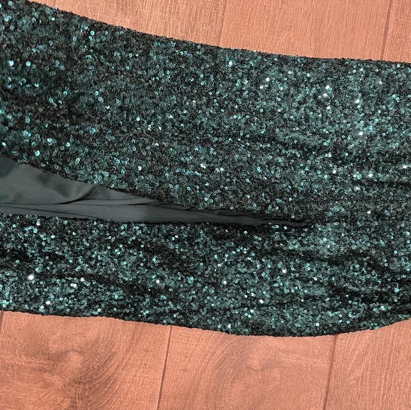 Elegant Green Sequin Evening Gown - Picture 7 of 7